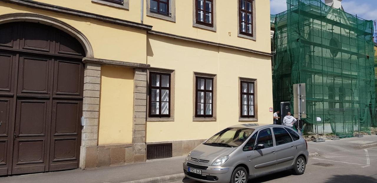 Pr Apartman Еґер Екстер'єр фото