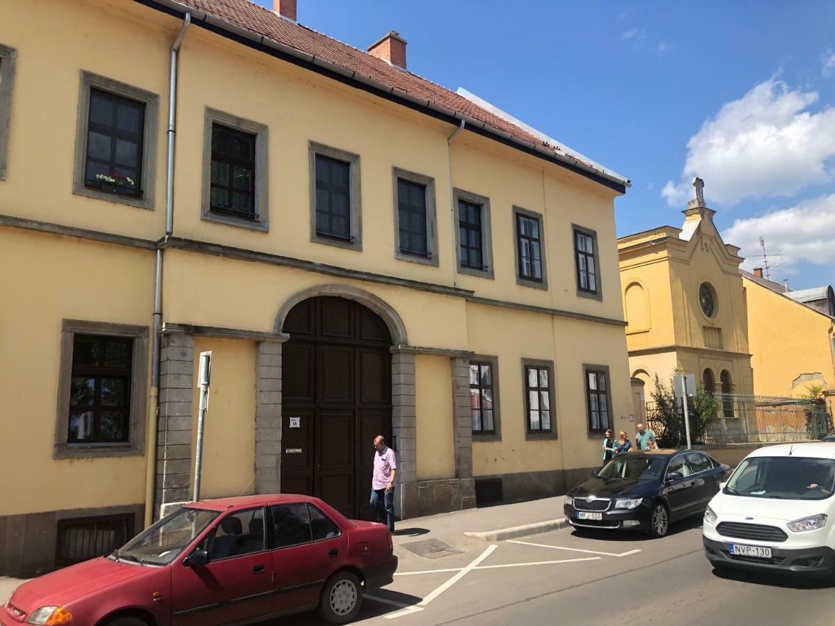 Pr Apartman Еґер Екстер'єр фото